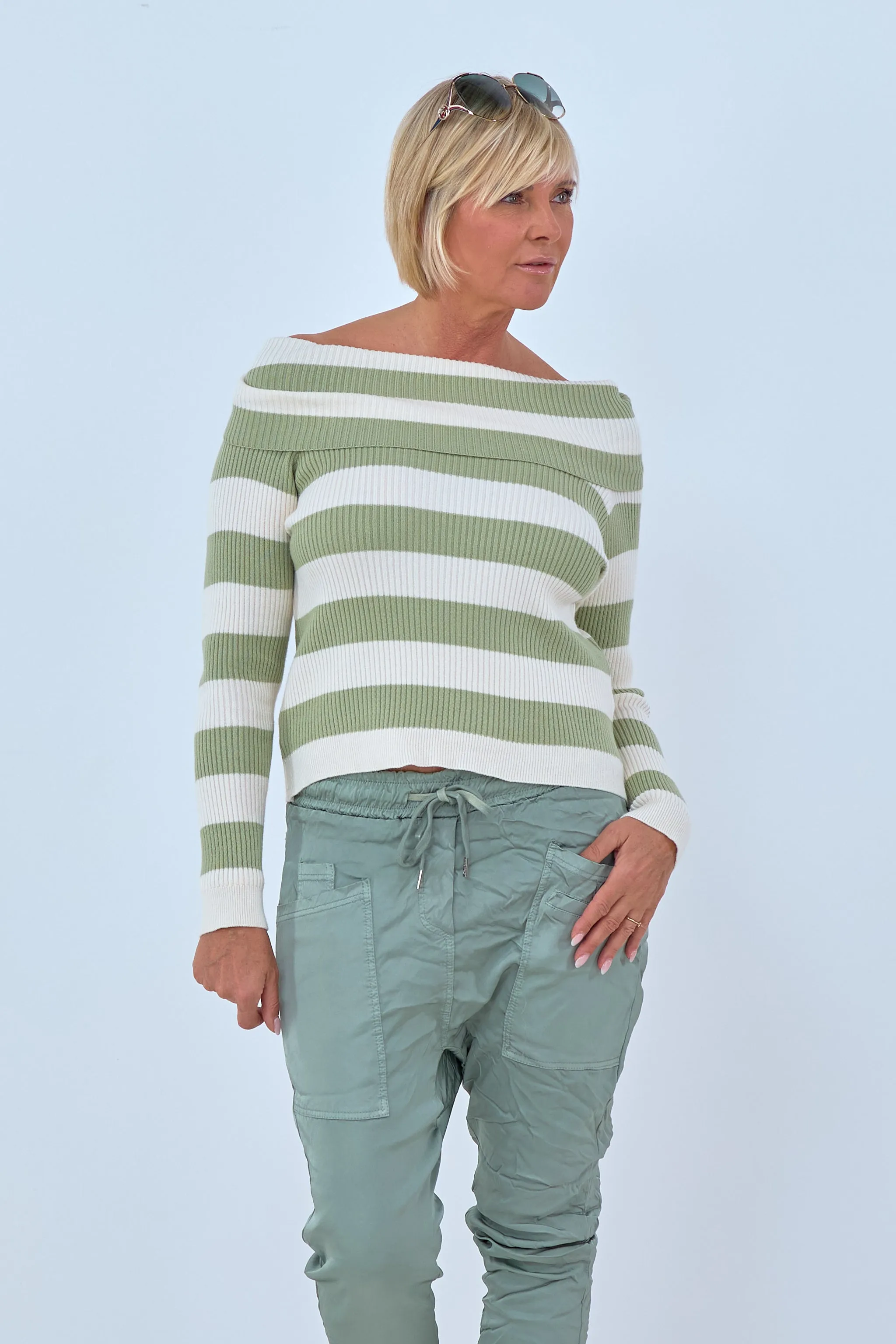 Schulterfreier, gestreifter Pulli mit Carmen-Ausschnitt, lindgrün
